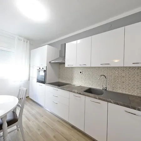 Apartman Ski شقة *